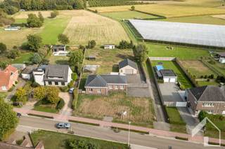 <p>Gerenoveerde laagbouwwoning met mooi uitzicht, op een perceel van 2984m2 met een grote garage van 75m2. We betreden de woning via de inkomhal, met apart gastentoilet. Verder vinden we een leefruimte van 40m2 met houtkachel en elektrische rolluiken, een volledig ingebouwde keuken van 20m2 voorzien van alle toestellen en airco, een wasplaats/berging, een technische ruimte en tenslotte nog een polyvalente ruimte met douchecabine. We vinden in de woning ook nog 3 slaapkamers, waarvan 1 met airco en een badkamer met bad, toilet, meubel met 1 lavabo en een kast. Via een valtrap kunnen we de geïsoleerde zolder bereiken. Achter de woning ligt er een grote garage met elektrische sectionale poort en een aparte deur. Verder staat er ook nog een serre en een tuinberging in de tuin. Het uitzicht op landbouwgronden, dat je hier hebt, is een grote troef. Voor meer info: 0479/9 34 34 9 (Kristof)</p>
