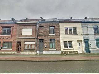 <p>Charmant gerenoveerd rijhuis uit 1902 gelegen in Tienen, op 7 min van het treinstation en dicht bij allerlei voorzieningen als een supermarkt, ziekenhuis,...<br /><br />Deze woning geniet van 142m² woonoppervlakte. Via het inkomhalletje kom je binnen in een prachtig afgewerkte keuken met eetplaats.<br />Drie traptreden lager bevind zich de lichtrijke woonkamer met zicht op het ruime terras. Verder is er op gelijkvloers ook een gastentoilet.<br /><br />Op de eerste verdieping vind je 2 slaapkamers, een badkamer met lavabomeubel, bad, douche en toilet. Op de tweede verdieping is er nog een slaapkamer en daarnaast is er nog heel wat plaats tot het creëren van een bureauruimte. <br /><br />Verder is er nog een ruime kelder met aansluiting voor een wasmachine.<br /><br />Mogelijkheid tot huren van staanplaats achter de woning!<br /><br />De huurprijs voor deze leuke, instapklare woning is 1200euro. <br />Het privatief verbruik is individueel. <br />De woning is beschikbaar 15/09/2026. <br /><br />Vraag snel je bezoek aan via: www.living-stone.be!</p>
