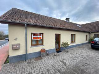 Grotendeels gerenoveerde karaktervolle woning te koop - Nekke, Zomergem2 slaapkamers1 badkamer met toilet1 gastentoilet + wasvoorzieningTweede...