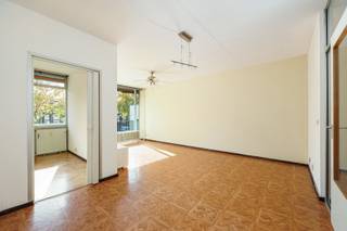 Energiezuinig te renoveren appartement met 2 slaapkamers, terras én garagebox in Hoboken
Welkom in dit lichtrijke appartement in Hoboken! Ben jij op zoek naar een renovatieproject met een sterke basis? Dit pand biedt dankzij zijn gunstige EPC-score (label B) alvast een ijzersterk vertrekpunt om het helemaal naar jouw eigen smaak en stijl in te richten.
Indeling:
• Inkomhal met apart toilet
• Een aangename, heldere leefruimte met directe toegang tot de keuken en het terras
• Twee slaapkamers
• Badkamer is uitgerust met een bad/douchecombinatie en een lavabomeubel.
• Extra: Bijhorende garagebox inbegrepen – nooit meer zoeken naar een parkeerplaats!
Troeven en belangrijke weetjes:
• EPC-label B: Gunstige energieprestatie, wat heel wat bespaart op verbruik en renovatieverplichtingen naar de toekomst toe.
• Garagebox: Inclusief eigen garage.
• Renovatieproject: Ideale kans voor doe-het-zelvers of investeerders.
• Let op: De elektrische installatie is niet conform en het appartement is niet asbestveilig (attesten beschikbaar).
Bezoek inplannen? Bel 03 568 03 03 of mail naar info@vastgoed03.be
