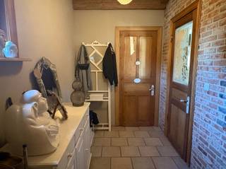 Te koop: karaktervolle vrijstaande woning met sfeervolle tuin, 2 garages en mogelijkheid voor praktijkruimte.Wij presenteren deze smaakvol...