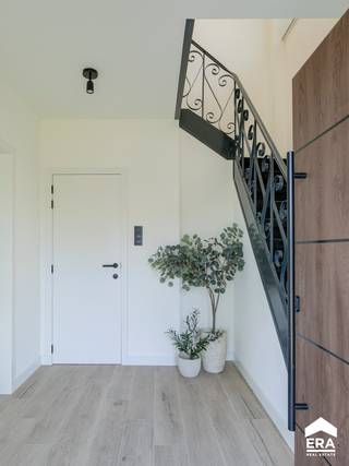 <p>Gezellige, landelijk gelegen woning met 3 slaapkamers op een prachtige groene locatie. De woning ligt in een rustige residentiële wijk en toch dicht bij diverse wandel-&amp;amp; fietsroutes, winkels en scholen. Vanuit de woning is er een vlotte verbinding naar de Nederlandse grens (Eindhoven, Veldhoven)</p>

<p>Vanuit de woonkamer en keuken is er een prachtig zicht naar de tuin. De huidige eigenaars hebben de woning in 2026 volledig vernieuwd (dak, isolatie, elektrische installatie, cv-ketel, keuken,...)</p>

<p><strong><u>Enkele troeven:</u></strong></p>

<ul><li>Zeer rustige en groene omgeving, dichtbij scholen, winkels, openbaar vervoer</li><li>EPC: label B, 161 kWh, geen renovatieverplichting</li><li>Volledig asbestveilig en asbestvrij</li><li>3 ruime slaapkamers</li><li>Zonnepaneelinstallatie van 1680 Wp </li><li>Volledig vernieuwd in 2026</li></ul>

<p><strong><u>Indeling: </u></strong></p>

<ul><li>Gelijkvloers: inkom, toilet, woonkamer, eetkamer, keuken, wasplaats (met douche), kelder</li><li>1e verdieping: slaapkamer 1 met dressing/speelkamer, slaapkamer 2, slaapkamer 3, badkamer</li><li>Buiten: zonnig terras, tuinhuis, zonnig perceel</li></ul>
