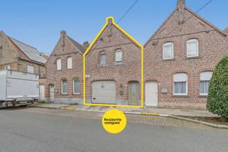 Op een centrale en vlot bereikbare ligging in Roeselare, nabij het station, winkels, scholen en diverse voorzieningen, bevindt zich deze verzorgde karaktervolle woning met garage. De woning combineert een praktische indeling met een aangename buitenruimte en is momenteel verhuurd aan een zeer solide en nette huurder, wat deze woning ook bijzonder interessant maakt voor investeerders.<br /><br />Het gelijkvloers omvat een inkomhal met bergruimte en afzonderlijk toilet, open ingerichte keuken, gezellige leefruimte met gaskachel en lichtkoepel, aansluitende bureauruimte en garage met elektrische sectionale poort. Achteraan bevindt zich een aangenaam terras met elektrische zonneluifel, plantenborders en tuinhuis!<br /><br />Op de eerste verdieping zijn er twee slaapkamers (1 grote master bedroom en 1 kleinere), een badkamer met douche en lavabomeubel en stapelzolder.<br /><br />De woning werd doorheen de jaren zeer goed onderhouden en beschikt over pvc-schrijnwerk met HR-glas, conforme elektriciteit en een EPC-score van 320 kWh/m² jaar, D-label. Hierdoor geldt er geen renovatieverplichting!<br /><br />Met haar centrale ligging, garage, conforme elektriciteit, aangenaam terras en bestaande huuropbrengst vormt deze woning een mooie kans voor zowel eigen bewoning op termijn als voor investeerders die op zoek zijn naar een stabiele opbrengsteigendom in Roeselare.