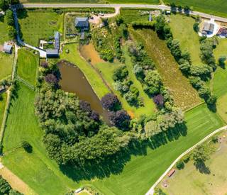 Deze luxueus gerenoveerde villa op een domein van ca. 40.345 m² biedt een unieke combinatie van ruimte, natuur, wellness en hedendaags comfort in...