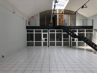 TE HUUR:Kantoor + showroom van in totaal +/- 365m².Langs de Pierstraat aan de afrit Kontich E19Mogelijkheid om magazijn bij te huren en verhard...