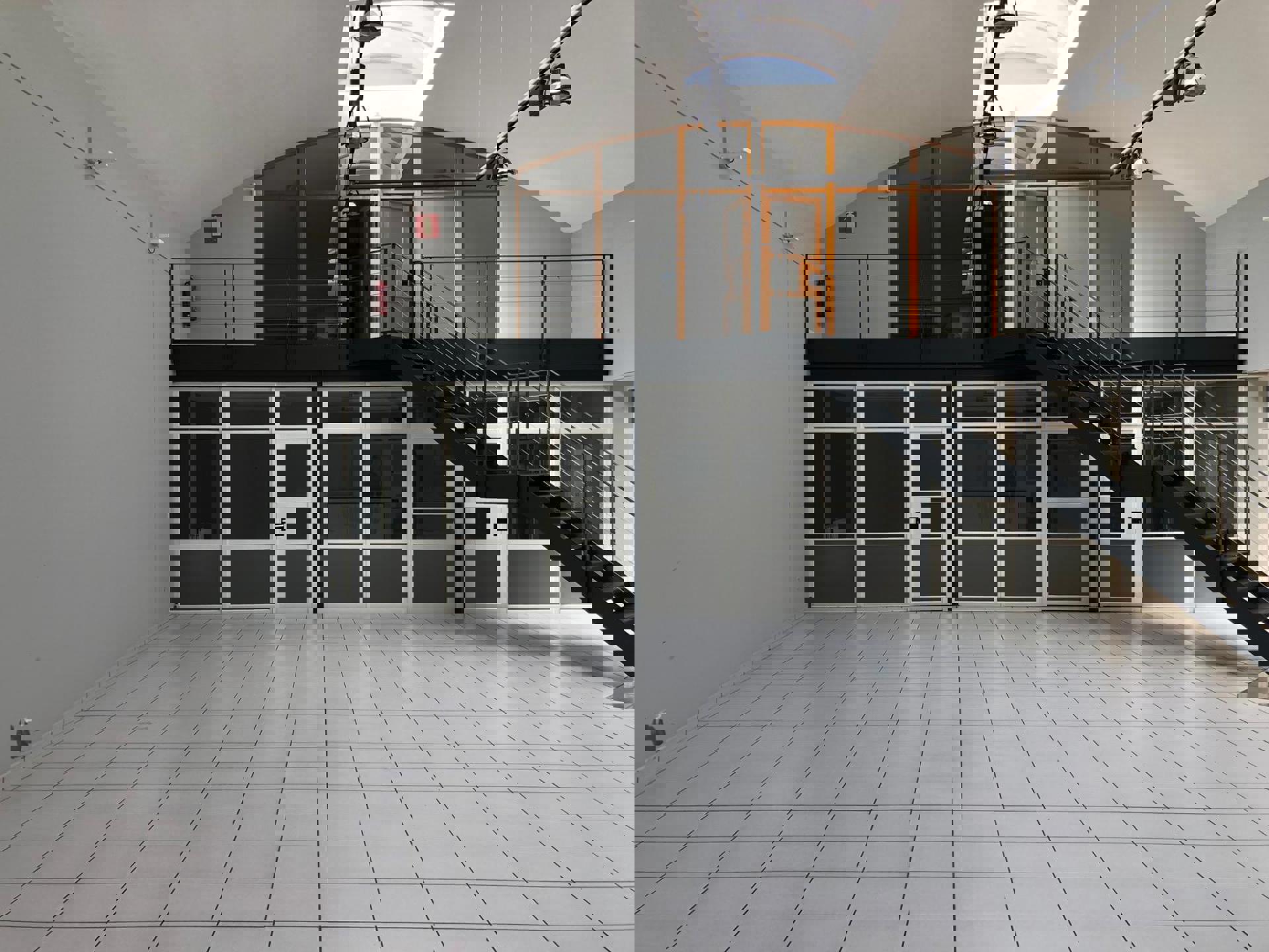 TE HUUR: Showroom + kantoor +/- 365m² - foto 2