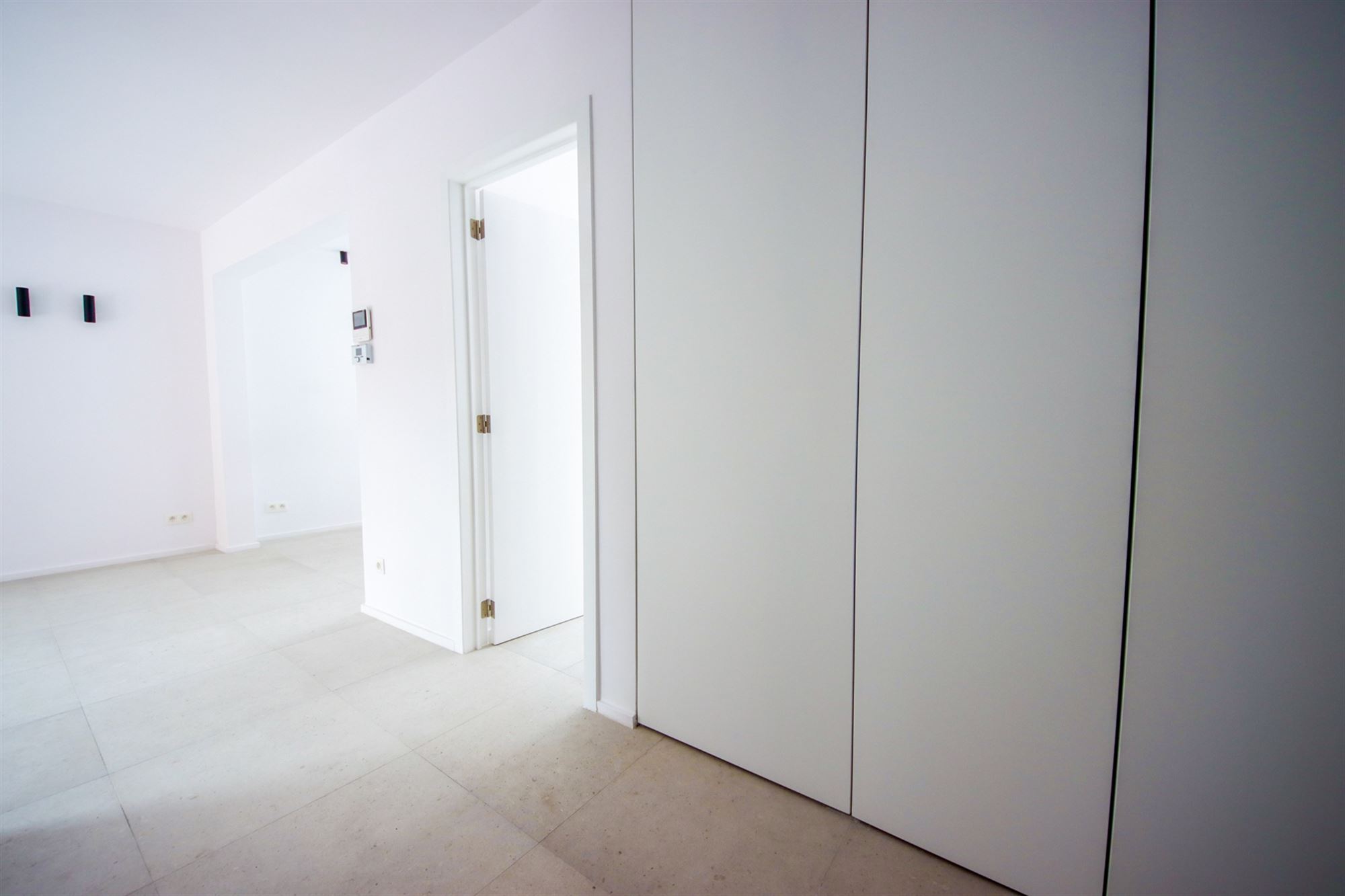 Volledig en centraal gelegen gerenoveerd appartement - foto 4