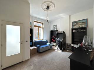 Gelegen in het rustige en landelijke Neerijse, vinden we dit bijzonder karaktervolle pand terug aan de Dorpstraat 24. Deze ruime woning onderscheidt zich niet alleen door haar comfortabele indeling, maar vooral door de indrukwekkende schuur met verdiep en uitgeruste garage — ideaal voor zelfstandigen, creatievelingen of mensen op zoek naar extra werk- of opslagruimte.<br />De woning verwelkomt je op het gelijkvloers met een inkomhal, een gezellige zithoek, een bureauruimte, een eetkamer, een keuken en een apart toilet. Op de eerste verdieping bevinden zich drie ruime slaapkamers, een praktische wasplaats en een badkamer uitgerust met wastafel, bad en toilet. De tweede verdieping biedt nog twee zeer ruime kamers, perfect in te richten als extra slaapkamers, hobbyruimte of atelier.<br />Achter de woning bevindt zich een bijzonder ruime loods met verdieping, ideaal voor recreatie of een zelfstandige activiteit, inclusief een gelijkvloerse garage<br />Bovendien geniet je ook nog van een diepe tuin met adembenemend vergezicht over de omliggende velden — een ware oase van rust en privacy. Het pand is gedeeltelijk onderkelderd en voorzien van centrale verwarming op aardgas. Asbestveilig en EPC-label C<br />Kortom, een unieke kans voor wie ruim en landelijk wil wonen met tal van mogelijkheden voor professionele of creatieve invulling. Laat je verrassen door het potentieel en de charme van dit eigendom!