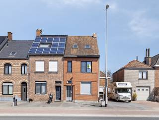 Welkom in deze centraal gelegen en goed bereikbare ruime woning met vijf slaapkamers en tuin.Indeling van de woning:Parkeren kan eenvoudig op de...