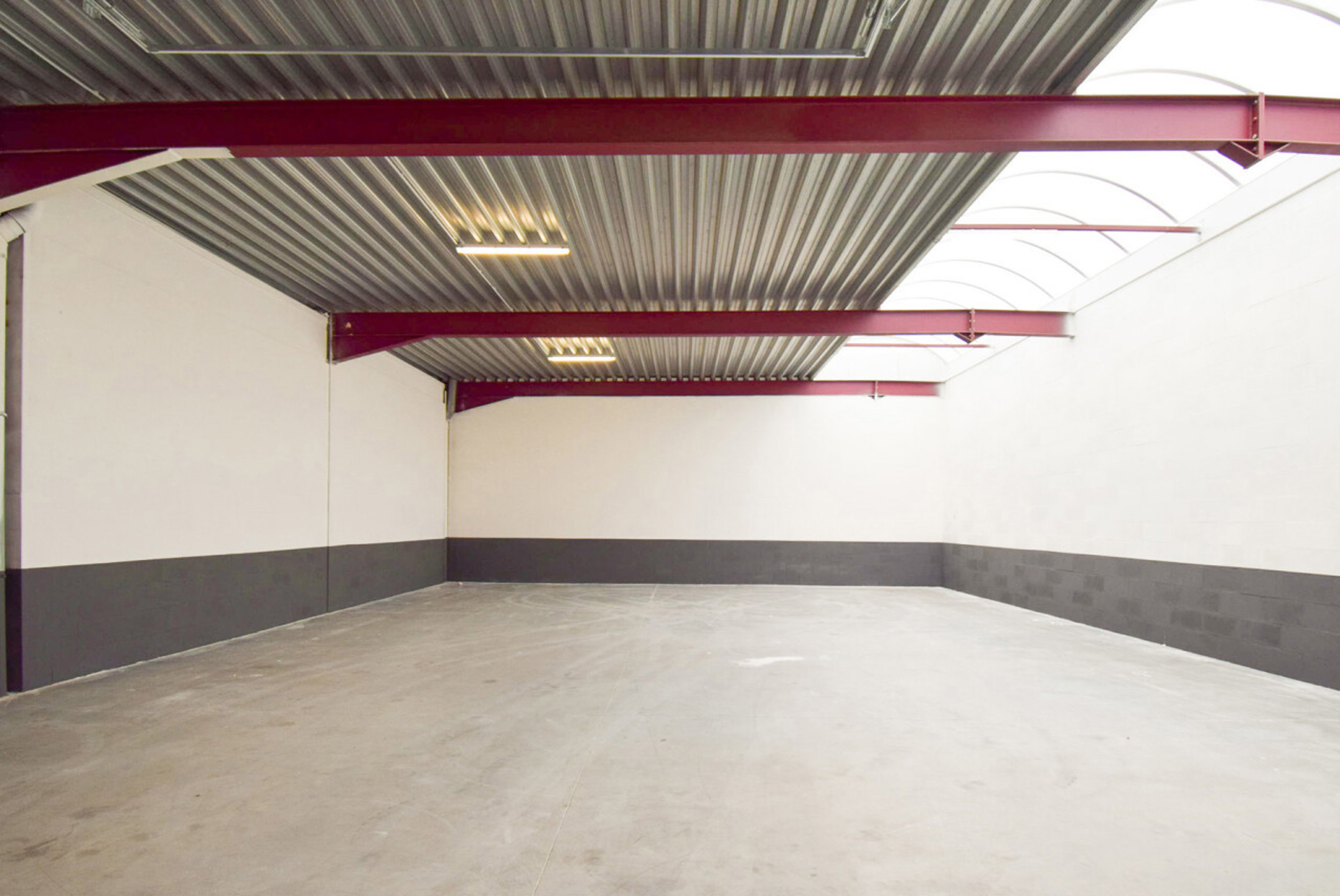 Magazijn 203m² te huur goed gelegen aan de afrit E314 - foto 4