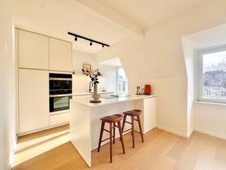 Dit SUPER-DE-LUXE gerenoveerd dakappartement met 3 SLAAPKAMERS, zonnig TERRAS en prachtig ZICHT op de AUGUSTIJNENREI zorgt voor dé UNIEKE WOONBELEVING! Deze parel (4°V) werd 100% vernieuwd met de meest kwalitatieve TOPMATERIALEN en maakt deel uit v/e verzorgde residentie (met lift) gelegen in hartje Brugge, op 5min. wandelen van de Markt. Dit royale &amp; stijlvolle appartement (130m<sup>2</sup>) omvat: inkomhal met gastentoilet, LICHTOVERGOTEN leefruimte (grote raampartijen) met idyllisch uitzicht op het water, nagelnieuwe open luxekeuken (toestellen Miele: inductiekookplaat met dampkap, oven, microgolfoven, vaatwas, ijskast met diepvriesvak, composiet werkblad, ...), nachthal met toilet, 3 volwaardige slaapkamers, luxe badkamer afgewerkt in mortex (voorzien van: inloopdouche met rainshower, dubbel lavabomeubel, handdoekdroger). Zonnig terras om zalig in alle rust te genieten. Extra's: CV, dubbel glas, GOEDGEKEURDE elektriciteit, volledig geschilderd, incl. DESIGNverlichting (Dark), parket, stalen deur... Mogelijkheid tot aankoop van een garagebox in het aanpalend gebouw of ondergrondse staanplaats. Hier geniet je van rust, ruimte &amp; luxe op een unieke ligging!<br /> 