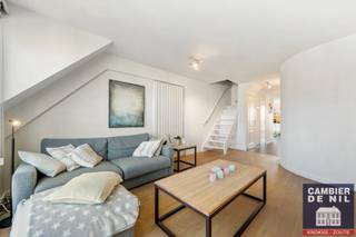 <strong>Agreable penthouse en duplex au 6ème étage</strong><br /><br />L'appartement dispose de pas moins de trois belles terrasses, idéales pour profiter de la vue et du soleil. En entrant, vous trouverez un salon spacieux avec un accès direct à la terrasse ensoleillée, où vous pourrez vous détendre. La cuisine moderne avec salle à manger est aménagée de façon pratique et a accès à la deuxième terrasse à l'arrière. L'appartement comprend un espace de rangement et des toilettes pour les invités.<br /><br />A l'étage, il y a deux chambres à coucher de taille normale, dont la chambre principale a sa propre terrasse. La salle de bains est équipée d'une douche et de toilettes, et les deux chambres sont dotées d'armoires encastrées pratiques, ce qui permet de disposer d'un vaste espace de rangement à tout moment. Cave privé.<br /><br />Ce penthouse en duplex offre non seulement une excellente disposition, mais il est également situé dans un endroit central, où le soleil, la mer et la plage sont à portée de main.<br /><br />PEB: kWh/m²/an : UC: