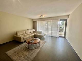 <p>Appartement nouvellement construit à louer avec un bel espace de vie ouvert et des vues sur l'Escaut. <br />La cuisine dispose du confort nécessaire et de beaucoup de lumière. <br />L'appartement comprend une chambre à coucher, une salle de bain avec douche, des toilettes séparées pour les invités et un débarras.</p><br /><p>Une place de parking est prévue dans le parking souterrain.</p><br /><p>Intéressé ? <br />Demandez votre visite via notre site web www.immodhondt.be </p>