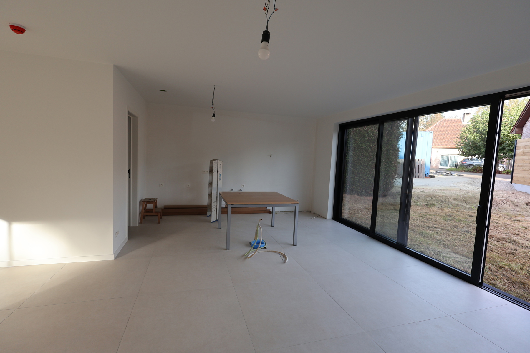 Een nieuwbouwwoning met 4 slaapkamers, tuin en garage. - foto 5