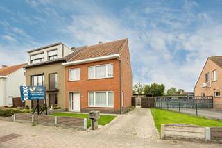 Deze aangename woning is op korte afstand gelegen van het centrum Beerse. Winkels, scholen, horeca en dagelijkse voorzieningen zijn vlot bereikbaar, terwijl ook de belangrijkste verbindingswegen gemakkelijk toegankelijk zijn. <br /><br />De woning beschikt over een bewoonbare oppervlakte van ca. 145 m². Op het gelijkvloers bevinden zich een inkomhal, een aangename leefruimte met aansluitend de keuken, een praktische wasplaats achteraan en een badkamer met ligbad en een apart toilet. <br /><br />Op de verdieping zijn er 3 slaapkamers en een extra ruimte van ca. 5,50 m². <br /><br />De zolder is voorzien van een raam en biedt bijkomende opbergmogelijkheden en potentieel voor een uitbreiding. Verder is er een kelder aanwezig.<br /><br />Achteraan geniet de woning van een terras. Verder beschikt het perceel over een garage en een autostaanplaats, wat zorgt voor comfortabele parkeermogelijkheden.<br /><br />De woning heeft EPC-label E en valt onder de renovatieverplichting. Er is reeds een condenserende gasketel aanwezig. Dit pand is onderworpen aan de renovatieverplichting van de Vlaamse overheid voor residentiële gebouwen (behoudens bij sloop binnen 5 jaar na de aankoop). Consulteer voor meer informatie de website van het Vlaams Energie- en Klimaatagentschap via https://www.vlaanderen.be/een-huis-of-appartement-kopen/renovatieverplichting-voor-residentiele-gebouwen.<br /><br />Troeven: <br />• Ca. 145 m² bewoonbare oppervlakte<br />• 3 slaapkamers + extra ruimte van ca. 5,50m²<br />• Zolder met uitbreidingsmogelijkheden<br />• Garage en autostaanplaats<br />• Centrale ligging nabij het centrum van Beerse