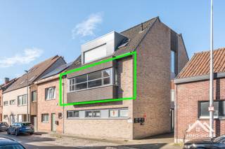 Dit moderne appartement neemt de volledige eerste verdieping van het gebouw in, en bereik je via zowel lift als trap. Je komt in je eigen centrale inkomhal (met gastentoilet en plaats voor een vestiaire), die je via een glazen deur verder brengt tot in de heel lichtrijke leefruimte met halfopen keuken. De uitsprong aan de straatkant zorgt voor een leuk ruimtelijk effect. Hier bevindt zich ook nog een handige berging, en via de gang kom je tot in de twee ruime slaapkamers en de badkamer met douche en een tweede toilet. Hier zijn ook de aansluitingen voor wasmachine voorzien. Achteraan het appartement beschik je over een heel ruim deels overdekt terras, waar je een heel mooi uitzicht heb op het groen in de omgeving. Bij het appartement hoort tevens een eigen overdekte autostaanplaats naast het gebouw. Bezoekdag 12/09: Inschrijvingen via mail naar tommy@immo-home.be, geen telefonische inschrijvingen! Volg ons op Fb en insta. Voor meer info: www.immo-home.be GRATIS SCHATTING & GRATIS FINANCIEEL ADVIES