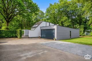 <p><span>Well located spacious and bright villa including 3 bedrooms, 2 bathrooms, multipurpose room, storage room, large carport and covered terrace on a south facing plot of 2,000 m2, ideal for care living or home office.</span></p><p><span> </span></p><p><span> </span></p><p><span>DESCRIPTION</span></p><p><span> </span></p><p><span>Ground floor:</span><span><br />Entrance hall with toilet and checkroom with at the front a new multipurpose room on tiled floor that can serve as a workspace or studio for live-in parents / staff.<br />At the rear (garden) side is the bright living space divided into a sitting area with soapstone stove, dining area and modern kitchen with island and breakfast area, through the kitchen direct access to the covered terrace with fitted cupboards. Behind the kitchen a large storage room (former garage) and adjacent laundry room.  </span></p><p><span> </span></p><p><span>1st floor: </span><span><br />Spacious and bright night hall which serves as an open office space overlooking the rear garden and provides access to 2 bedrooms on parquet with fitted wardrobes and desk, a renovated shower room and Master Bedroom divided into a dressing room, a lower bedroom and bathroom with bath, shower, sink and toilet.</span></p><p><span> </span></p><p><span>Garden:</span><span><br />South facing open garden with a vacant plot of forest to the rear, in front ample parking. </span></p><p><span> </span></p>