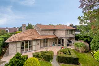 Ontdek deze imposante, karaktervolle villa op een uiterst rustige ligging nabij de duinen en de zee. Een absolute droom voor wie houdt van...