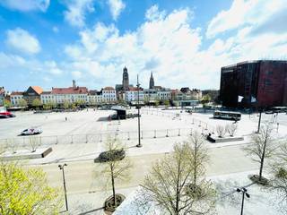 Brugge centrum, op 'Zand EXCLUSIEF GEMEUBELD APPARTEMENT MET ZONNETERRAS     ALLES GLOEDNIEUW     TOPKWALITEIT<br />Moderne ruime lift, Inkomhal, toilet, technische ruimte/bergruimte, Lichtrijke living  met prachtig zicht op het 't Zand, pal op de Zuidzandstraat ,<br />LUXE sfeer door Graad van afwerking met alle technische snufjes en laatste nieuw design meubilair; brede plankenvloer, ingebouwde mooi gestoffeerde zitbanken aan de ramen, bureauhoek of slaaphoek met inklapbaar  Top bed, <br />AMERIKAANSE  TOTAAL INGERICHT HIGH END KEUKEN met alle apparaten ( grote frigo en diepvries, inductie kookplaat met ingebouwde dampkap, ,vaatwas,heteluchtoven, microgolfoven, wijnkast) leuk zonneterras.<br />Badkamer met inloopdouche en lavabo, nachthal, naar slaapkamer met modern ingemaakte dressingkasten, dubbel bed , lavabo en ligbad en suite.<br />Volledig gemeubeld met design meubelen.<br />Sunscreens buitenkant van de ramen + verduisteringsrolgordijnen aan de binnenkant.<br />Climavent Pickler systeem met ventilatie, koeling, verwarming ( met APP) , warm waterproductie , zonnepanelen.<br /><br /> Een Exclusieve PAREL op superleuke ligging <br /> 