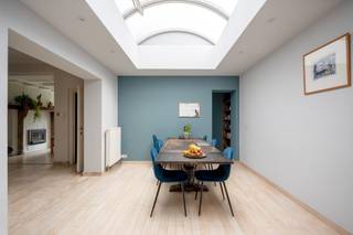 In het centrum van Deinze staat dit prachtige herenhuis met de mogelijkheid tot<strong> 6+ slaapkamers</strong> en een <strong>gigantische</strong> bruto vloeroppervlakte van <strong>336m² </strong>(volgens het EPC, exclusief <u>ruime</u> zolder en kelder).  De woning werd doorheen de jaren al <strong>grotendeels gerenoveerd! </strong><br /><br />Gelegen op slechts +-5 minuten van de E17 en op een steenworp van alle voorzieningen die je nodig kan hebben. Ideaal voor wie op zoek ik naar een <strong>ruime, karaktervolle woning</strong> met een <strong>fantastische ligging</strong>. <br /><br />Indeling: <br /><br /><strong>Gelijkvloers </strong>(gerenoveerd in 2008): 
<ul>
	<li>Keuken met zicht op de tuin (vernieuwd in 2012) </li>
	<li>Open leefruimte met dakkoepel</li>
	<li>Eetplaats</li>
	<li>Zithoek</li>
	<li>Terras</li>
	<li>Toilet </li>
	<li>Bureau (kan gebruikt worden als gelijkvloerse slaapkamer OF praktijkruimte)</li>
	<li>Voorkamer (naast de inkomhal) </li>
	<li><u>Inpandige</u> garage!</li>
</ul>
<br /><strong>Eerste Verdieping</strong>:

<ul>
	<li>4 slaapkamers (waarvan 1 momenteel een dressing is)</li>
	<li>2 Badkamers (Één ervan vernieuwd in 2017)</li>
</ul>
<br /><strong>Tweede Verdieping</strong>:

<ul>
	<li>Ruime slaapkamer</li>
	<li>2 Zolderkamers</li>
	<li>Dakterras met bergruimte </li>
</ul>
<strong>Andere</strong>:

<ul>
	<li>Tuin</li>
	<li>Kelder </li>
	<li>3de verdieping voor <u>nóg</u> extra kamers mogelijk! </li>
</ul>
<br />Ben jij op zoek naar een woning met enorm veel ruimte maar die toch een warm, charmant gevoel geeft? <br /><strong>Contacteer Gilles: 0497 72 68 34 of gilles@ocvastgoed.be</strong><br /><br /><br />Technische gegevens:<br />Verwarming op gas, regenwaterput 2x 7500L, deels gerenoveerd<br /><br />EPB:  272kWh/m² (C-label), Bruto Vloeroppervlakte: 336m2 (volgens het EPC-attest) <br />Stedenbouwkundige inlichtingen: Woongebied, stedenbouwkundige vergunning, geen verkavelingsvergunning, geen rechterlijke herstelmaatregel of bestuurlijke maatregel opgelegd, geen voorkooprecht. <br />Geen overstromingsgevoelig gebied. P-score = C, G-score = C<br />Dit pand is <u>niet</u> onderhevig aan de renovatieverplichting