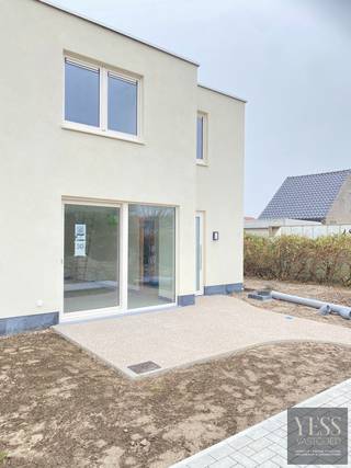 Welkom bij De Strandloper, een stijlvol en energiezuinig project op een toplocatie in Bredene!<br /><br /><span>Indeling van de woning:</span><strong> </strong><br /><strong>- Gelijkvloers:</strong> Tellerkast, ruime berging, lichtrijke en ruime living, terras, open keuken en gastentoilet.<br /><strong>- Op verdiep:</strong> nachthal, 3 slaapkamers, badkamer met lavabo en toilet.<br />Elke woning beschikt over een zuidgericht terras, ideaal om maximaal te genieten van zon en rust.<br />Elke woning beschikt over een parking vooraan het domein.<br /><br />Daarnaast wordt er sterk ingezet op energiezuinigheid en toekomstgericht wonen:<br />- Verwarming en koeling via lucht-lucht warmtepomp<br />- Energie-efficiënte technieken<br />- Fietsenstallingen voorzien op het domein<br /><br />De Strandloper biedt u de perfecte combinatie van rust, comfort en nabijheid van strand en natuur. Hier woont u in een aangename kustgemeente met vlotte bereikbaarheid en alle voorzieningen binnen handbereik.<br /><br /><strong>Bent u op zoek naar een eigentijdse vakantiewoning aan zee met doordachte indeling en zonnig terras?</strong><br />- De Strandloper in Bredene is een unieke kans.<br /><br />Neem vandaag nog contact op of plan een bezoek aan onze bemeubelde modelwoningen op Blekkaertstraat 50, Bredene aan Zee.<br />De Strandloper – Uw droom of investering aan zee - Verkoopkantoor ter plaatse op afspraak: info@yess-vastgoed.be / 050 33 59 03