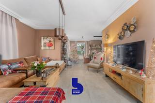 Waan je even god in Frankrijk in deze rigoreus afgewerkte villa in Oostende.Deze villa bevindt zich in een doodlopende straat maar vlak bij de...