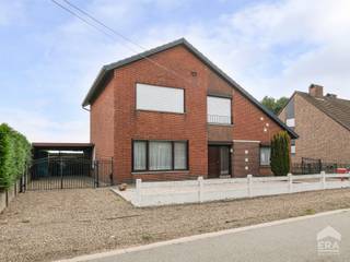 <p><strong>Ruime woning met prachtig landelijk uitzicht vlakbij centrum Overpelt!</strong></p>
<p>Op een gunstige locatie in Pelt, rustig en landelijk maar toch vlak bij het centrum van Overpelt, vinden we deze steeds zeer goed onderhouden woning op een perceel van 7a92ca. Achteraan geniet u van een mooi open zicht over de weilanden en de Dommelbeek. De woning dateert van 1965 en biedt maar liefst 181 m² bewoonbare oppervlakte. De bijgevoegde indelingsplannen tonen een ruime woonkamer, keuken, badkamer, inpandige garage en kelder. Op de verdieping bevinden zich 3 slaapkamers, een extra kamer en tweede toilet. Verder beschikt de woning over PVC-ramen met dubbele HR-beglazing (2013), 10cm dakisolatie, een open luchtspouw en een overzetdak (2010). Verwarming op stookolie, aangevuld met houtkachel. EPC-label E: renovatieplicht van toepassing.</p>
<p><strong>Een solide woning met ruimte, potentieel én een bijzonder mooie ligging!</strong></p>
