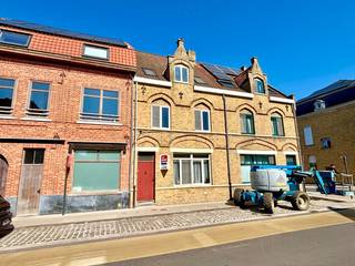 Ruime stadswoning met 3 tot 5 slaapkamers en koerBekijk zeker ook eens de vastgoedvideo via https://bit.ly/459aQfhEr is mogelijkheid om een garage te...