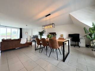 Dit prachtig appartement met 2 slaapkamers en aparte garagebox is gelegen in het rustige en groene Bossuit, een deelgemeente van Avelgem. Dankzij...