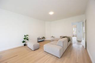 <p><span>Ten zuiden van het Rivierenhof, rustig en groen maar toch vlot bereikbaar. Lopen in het park en fietsen naar de stad. Alles op een steenworp van dit appartement.</span></p><p><span>Indeling: inkomhal, lichte leefruimte met grote raampartijen en aansluitend de vernieuwde keuken, 2 volwaardige slaapkamers achteraan met volledig uitgerekt Zuid terras over de gehele breedte van het appartement. . Badkamer met douche, toilet en wastafel.</span></p><p><span>Extra's: * Energetisch gerenoveerd gebouw (renovatie 2025) met hoogrendementsglas, warmtepomp lucht/lucht en vloerisolatie * Uitstekend EPC-label B (110 kWh/m²jaar) * Direct bewoonbaar of onmiddellijk verhuurbaar * Optie: aankoop gelijkvloers met 3 garageplaatsen én toegang tot de tuin voor 80.000,00 euro</span></p><p><span>Info/bezoek: 03/283 05 00 - <span>stad@sinjoor.be</span></span></p>