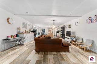 <p><strong>Gerenoveerde instapklare woning met EPC-label B, domotica en zonnepanelen</strong><br />Ontdek deze volledig gerenoveerde en instapklare woning in de Oostrozebekestraat 206, ideaal voor wie op zoek is naar comfort, energiezuinigheid en ruimte.</p>
<p>Bij het binnenkomen word je verwelkomd in een ruime, lichtrijke leefruimte die dankzij de grote raampartijen baadt in het natuurlijke licht. De volledig geïnstalleerde keuken van Eggo vormt het hart van de woning en biedt alle moderne comfort voor de enthousiaste kok.</p>
<p>De woning beschikt over drie slaapkamers, waarvan één op het gelijkvloers – ideaal voor wie gelijkvloers wil wonen of een bureau/praktijkruimte wenst. De badkamer werd eveneens vernieuwd en is uitgerust met alle hedendaags comfort.</p>
<p>Achteraan bevindt zich een zuidgerichte, onderhoudsvriendelijke tuin, waar het heerlijk vertoeven is in alle rust en privacy. De ruime inpandige garage biedt plaats voor wagen, fietsen of extra bergruimte.</p>
<p>Dankzij het gunstige EPC-label B, de aanwezigheid van <strong>zonnepanelen</strong> en <strong>domotica</strong> geniet je hier van een energiezuinige, moderne woning met lage vaste kosten en een uitstekend wooncomfort.</p>
<p>Kortom, deze woning combineert moderne afwerking, praktische indeling en een goede ligging op wandelafstand van het centrum en nabij invalswegen — een echte aanrader voor wie zorgeloos wil verhuizen!</p>
<p><strong>Interesse? Contacteer ons vandaag nog!</strong></p>