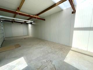 Centraal gelegen loods/stockageruimte op 2,3km van het op- en afrittencomplex E40 Aalst. Deze vernieuwde loods bevindt zich op een volledig...