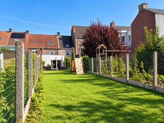 MAISON DE VILLE contemporaine avec JARDIN ENSOLEILLÉ et PRÊTE À EMménager, située au CENTRE DE RONSE. Cette agréable maison familiale offre un ESPACE DE VIE pratique et dégage une atmosphère chaleureuse et moderne. La CUISINE OUVERTE s'intègre harmonieusement au SALON CONVIVIAL AVEC VUE SUR LE JARDIN et bénéficie d'une abondante lumière naturelle. La maison dispose également d'un RANGEMENT PRATIQUE, d'une SALLE DE BAINS et de 3 CHAMBRES. À l'extérieur, vous pourrez vous détendre sur la terrasse ou dans le JARDIN ORIENTÉ À L'OUEST, idéal pour profiter du soleil de l'après-midi et du soir. Grâce à son EMPLACEMENT CENTRAL, les commerces, les écoles, les transports en commun, l’hôpital et d’autres commodités se trouvent à proximité, et vous bénéficiez en outre d’une ACCESSIBILITÉ FACILE depuis les communes environnantes.<br /><br />Adresse : Wolvestraat 106 à Renaix<br /><br />PEB : 179 kWh/m² ; UC:2982176-RES-1. Wg, Vg, Vkr, Gvv. Score G + score P A