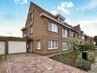 Op zoek naar een ruime en comfortabele gezinswoning op een toplocatie? Deze verzorgde woning met 4 slaapkamers, garage en zonnige tuin is perfect...