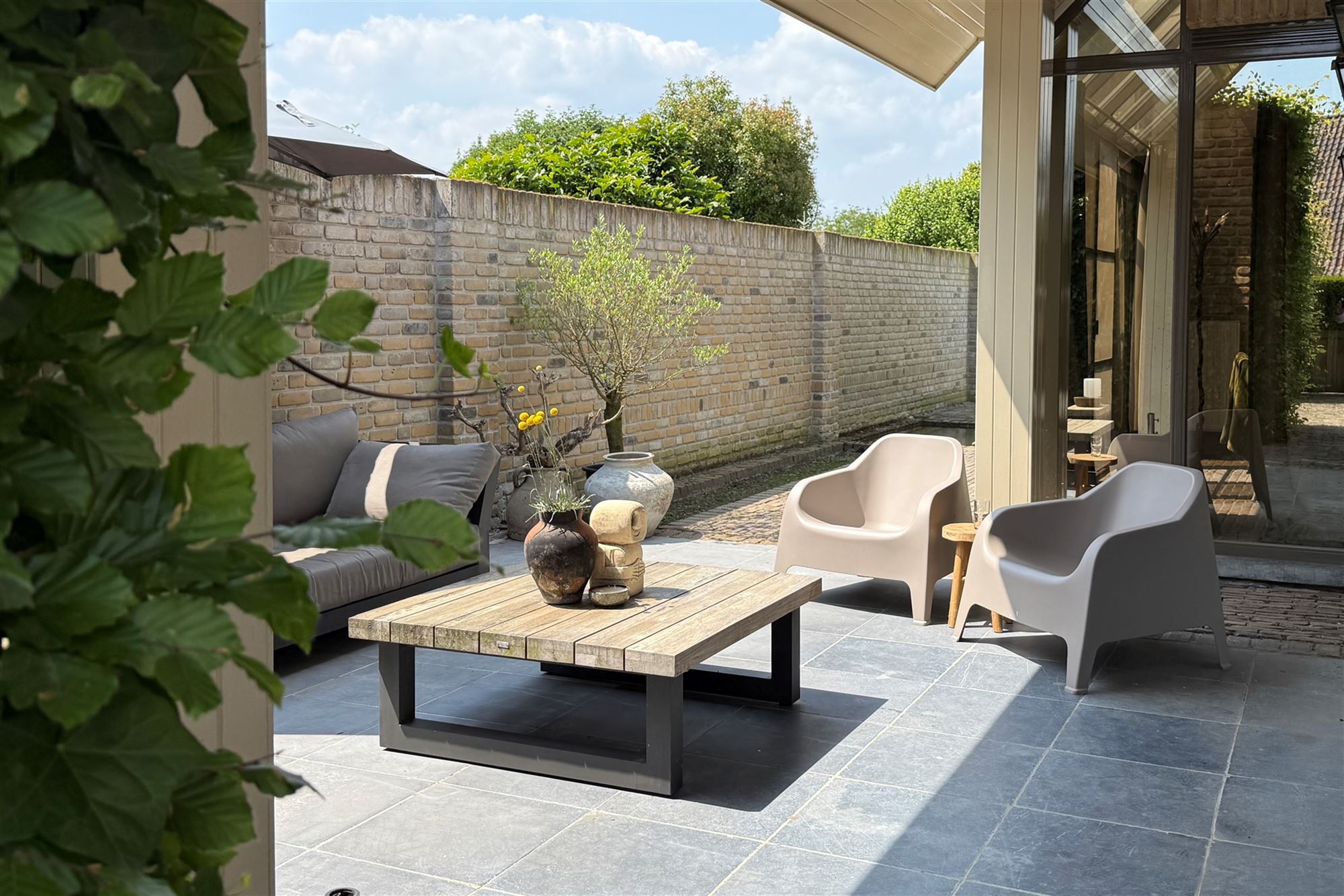 Spacious villa with pool in prime location near downtown - photo 3