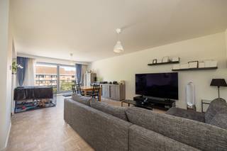 <p>Gelegen op een gegeerde locatie aan de Golf van Brasschaat. Nabij een talrijk aanbod van winkels, gezellige cafés en supermarkten en tevens direct aan grote invalswegen. Openbaar vervoer op wandelafstand.</p><p>• Gunstig EPC<br />• Beschikbaar vanaf 1 oktober 2026<br />• Maandelijkse kosten: € 35<br />• Garagebox mogelijk</p><p>Dit appartement van 91 m² is gelegen op de 2e verdieping van een kleinschalig gebouw met 6 appartementen uit 2001.<br /><br />De inkomhal met apart toilet leidt naar de leefruimte. De leefruimte op parket is ingedeeld in een living, een eetkamer, een open keuken, geïnstalleerd met toestellen, met aansluitend een technische berging. Aan de rustige achterzijde bevinden zich de 2 slaapkamers van 16 m² en 10 m². Vanuit de kleine slaapkamer is er toegang naar het balkon. De slaapkamers delen een badkamer met een bad met douche, een dubbele wastafel en een handdoekdroger.</p><p>Er is mogelijkheid tot het huren van een garagebox.</p><p>Nutsvoorzieningen op individuele meters op naam van huurder.</p><p>Benieuwd?<br />Vul de bezoekaanvraag in onderaan de advertentie op www.sinjoor.be en geef alle gevraagde details door. De dossierverantwoordelijke neemt snel contact met u op om de verdere stappen te bespreken.</p>