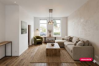 Vous recherchez une maison avec du caractère et du potentiel ? Cette charmante maison à vendre à Tiegem (Anzegem) offre la combinaison parfaite d'espace, de paix et d'un excellent emplacement. Situé sur un terrain spacieux de 897 m², vous pourrez profiter d'une merveilleuse atmosphère rurale sans sacrifier l'accessibilité.La maison dispose également de trois chambres spacieuses et d'un espace de vie spacieux et lumineux qui vous donne immédiatement l'impression de rentrer chez vous. La cuisine ouverte constitue le cœur de la maison et se connecte parfaitement au jardin orienté au sud, idéal pour ceux qui aiment le soleil et la vie en plein air.Dépendance spacieuse (36 m²) avec potentiel : idéale comme salle d'entraînement, salle de loisirs ou espace de rangement supplémentaire. Déjà fourni avec chape et enduit ; prêt pour la phase de finition finale de votre choix.MISE EN PAGERez-de-chaussée : hall d'entrée, toilettes invités, salon spacieux avec cuisine ouverte, cave, grand jardin, garage, dépendancePremier étage : chambre 1, chambre 2, salle de bain (double vasque et douche à l'italienne), toilettesDeuxième étage : chambre 3GÉNÉRAL- Livraison : par acte- La maison est encore en cours de finition (hors jardin et terrasse)- EPC favorable (B)- Près des routes d'accès- Fenêtres à double vitrage- Chauffage central : gaz naturel (chauffage au sol)Si vous souhaitez prendre rendez-vous ou si vous souhaitez obtenir plus d'informations, veuillez contacter le responsable du dossier, Matisse Vandererven (056 605 605 - matisse.vandererven@dewaele.com)Registre des mesures: non