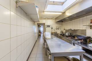 Droom je van een eigen zaak op een bruisende locatie? Dan is dit misschien precies wat je zoekt!<br /><br />Het handelsgelijkvloers omvat momenteel een ontvangstruimte vooraan en een professionele keuken met onder meer een koelcel achteraan. Werken en wonen gaan hier hand in hand: via de trappen bereik je de bovenverdiepingen, waar zich drie kamers bevinden. De woonst kan een opfrissing gebruiken, maar biedt heel wat potentieel dankzij de mogelijkheid om uit te breiden.<br /><br />Ook interessant als investering: door de strategische en gunstige ligging is verhuur zo goed als gegarandeerd.<br /><br />Interesse? Neem vandaag nog contact met ons op voor meer informatie of een bezichtiging!<br /><br />EXTRA<br />Centrale verwarming op gas.<br />Ramen: bovenverdiepingen dubbelglas.<br />EPC-label E.<br />Renovatieplicht.<br />Elektrische keuring: AREI-conform.<br /><br />(woongebied, vergunning, geen verkavelingsvergunning, geen voorkooprecht, geen rechterlijke herstelmaatregel of bestuurlijke maatregel opgelegd)