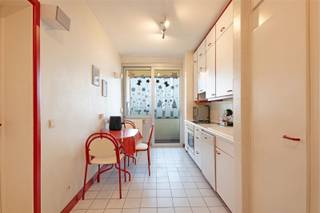 Ruim appartement met een prachtig uitzicht vanaf het terras op de skyline van Brussel. Dit appartement biedt u alle hedendaags wooncomfort. Het bestaat uit een zeer grote living van 40 m² die uitgeeft op een ruim terras met vrij uitzicht. Via de inkomhal heeft u toegang tot de grote, volledig uitgeruste keuken met eveneens een terras. Er is ook een toilet met vestiaireruimte. Vanuit de nachthal bereikt u de badkamer, de drie slaapkamers en een douchekamer. In de nachthal zijn er praktische ingebouwde kasten. De kelder is inbegrepen in de prijs. Mogelijkheid tot aankoop van een afgesloten garage voor €29.000. Perfect onderhouden staat. Individuele centrale verwarming op gas met een zeer recente Viessmann condensatieketel. Aluminium dubbele beglazing (zeer recent aan de voorzijde). Ideale ligging ten opzichte van openbaar vervoer, scholen en winkels. Zeer goede EPC : C (136 kw)