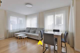 Dit instapklare appartement met twee slaapkamers is gelegen op 100m van het strand en op wandelafstand van het centrum van De Panne.  <br /><br />Het appartement omvat een inkomhal met een apart toilet.<br />Een lichtrijke leefruimte met een volledig ingerichte keuken.<br />Badkamer met inloopdouche en lavabomeubel<br />Twee ruime slaapkamers.<br /> <br />TROEVEN:
<ul>
	<li>Instapklaar appartement</li>
	<li>Verwarming op aardgas </li>
	<li>Gunstige EPC label C </li>
</ul>
<strong>HUUR: </strong><br />€ 825/ maand <br />Syndic: € 25/ maand