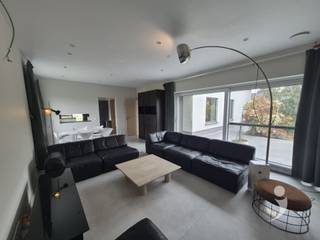 Gerenoveerde villa gelegen in een residentiële wijk.Gelegen vlakbij het industriepark van Haasrode, Leuven en de snelweg E40.Alle leefbare ruimtes...