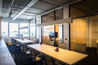Le <strong>bureau</strong> moderne de 340 m² au premier étage est situé dans un emplacement d’affaires de premier ordre, entouré de verdure, au pied de l’Atomium, avec un accès direct au Ring et à l’A12. Excellente accessibilité par les transports en commun. L’aéroport de Zaventem se trouve à seulement 15 minutes. L’espace peut être divisé en 5 unités de 68 m².<br /><br />Le bâtiment de bureaux prestigieux bénéficie de plusieurs installations, telles que des salles de réunion, un restaurant, un support technique et commercial permanent, ainsi qu’une sécurité 24/24. De plus, le bâtiment est équipé de panneaux solaires, climatisation, grandes fenêtres apportant beaucoup de lumière naturelle, et d’un design moderne et épuré.<br /><br />Il dispose également d’un grand parking de 1.500 places (intérieur et extérieur) avec bornes de recharge. Selon vos besoins professionnels, des surfaces plus grandes ou plus petites peuvent être envisagées. Disponible immédiatement !<br /><br />N’hésitez pas à contacter <strong>PANORAMA B2B</strong> pour plus d’informations, des plans détaillés ou une visite sans engagement au<strong> 0477 09 00 09.</strong>