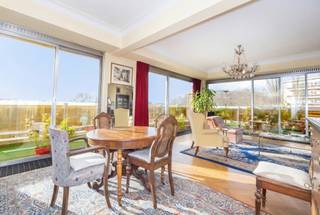 Au cœur du très prisé Parc Brugmann, cet appartement d’angle perché au 6ᵉ étage d’un immeuble soigné des années 70 coche toutes les cases du cadre...