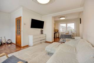 Deze verzorgde en goed onderhouden gezinswoning is gelegen in een rustige, residentiële straat in Strombeek-Bever en combineert ruimte, comfort en een uitstekende bereikbaarheid. Met een bewoonbare oppervlakte van ongeveer 180 m², een garage, private parkeerplaats en een aangename tuin van circa 231 m² vormt deze woning de ideale thuisbasis voor gezinnen of koppels die op zoek zijn naar een rustige woonomgeving vlak bij Brussel.<br /><br />De indeling van het huis ziet er als volgt uit:<br /><br />Gelijkvloers:<br />- Inkomhal<br />- Gastentoilet<br />- Wasruimte/berging<br />- Buiten geniet u van een mooie tuin waar u in alle rust kunt ontspannen<br />- Een inpandige garage met praktische oprit voor extra parkeermogelijkheid<br /><br />Eerste verdieping:<br />- Ruime en lichtrijke leefruimte<br />- Eetkamer<br />- ingerichte keuken<br /><br />Tweede verdieping:<br />- 2 volwaardige slaapkamers (18,90m² en 9,60m²)<br />- Badkamer met bad, lavabo en toilet<br /><br />Derde verdieping:<br />- 2 zolderkamers (12,50m² en 9m²)<br /><br />De EPC-waarde is momenteel een F maar door het toevoegen van isolatie in het dak, kan deze waarde al snel gebracht worden naar een C. Meer info kan u terugvinden in het energetisch renovatierapport.<br /><br />Interesse? Neem contact op met onze makelaar Vicky en ze helpt u graag verder.<br /><br /><br />Dit pand is onderworpen aan de renovatieverplichting van de Vlaamse overheid voor residentiële gebouwen (behoudens bij sloop binnen 5 jaar na de aankoop). Consulteer voor meer informatie de website van het Vlaams Energie- en Klimaatagentschap via https://www.vlaanderen.be/een-woning-kopen/renovatieverplichting-voor-residentiele-gebouwen<br /><br />Bestuursmaatregelen in het maatregelenregister: in aanvraag
