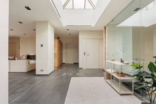 2DE VERDIEPINGVia de lift of private traphal komt u rechtstreeks uit in de private inkom 45 m² op tegel met grote lichtkoepel en...