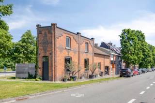 Deze instapklare hoekwoning combineert ruimte, comfort en functionaliteit op een uitstekende manier. Dankzij de grote raampartijen en de...