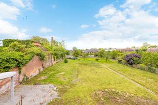 Onder de kerktoren van het gezellige dorpje Bever (een faciliteitengemeente), bieden wij u deze 2 bouwgronden aan voor open bebouwing, Lot 1 met...