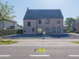 <span><strong>HALFVRIJSTAANDE NIEUWBOUWWONING MET 3 SLAAPKAMERS OP EEN PERCEEL VAN 4A58CA TE OUDSBERGEN (WIJSHAGEN) <br /><br />TROEVEN<br /></strong>- Rustige ligging. <br />- Gelegen in de buurt van natuurgebied "Duinengordel". <br />- Diverse wandel-en fietsroutes.<br />- Vlotte verbinding naar omliggende gemeenten.<br />- Volledig instapklaar &amp; afgewerkt met kwalitatieve materialen. <br />- Energiezuinige woning! A-label! <br />- Elektriciteit is conform! <br />- Aanwezigheid van airco in de woonkamer/keuken. <br />- 3 slaapkamers met mogelijkheid tot 1 extra slaapkamer op zolder.<br />- Mooie tuin met terras aan de achterzijde met een weids uitzicht.<br />- Totale vloeroppervlakte incl. zolderruimte: 139m². <strong><br /><br /></strong><strong>GELIJKVLOERS 00<br /></strong></span>- Inkomhal ((2,06 x 2,02)+(0,90 x 1,50)=5,51<span>m²)</span>: houten trap naar de eerste verdieping, tegelvloer. <br />- Woonkamer (3,72 x 8,26=30,73<span>m²):</span> airco, veel lichtinval dankzij grote raampartijen, schuifraam naar het terras, doorgang naar de keuken, laminaat<br />- Keuken (3,00 x 2,73=8,19<span>m²)</span>: geïnstalleerde keukenwand met onderkasten, bovenkasten, kookvuur,koelkast, microgolfoven; spoel/ziteiland met vaatwasser, spoelbak,lades, kasten; deur naar koele berging en achterzijde van de woning, tegelvloer. <br />- Berging (1,73 x 2,60=4,50<span>m²)</span> aansluiting wasmachine en droogkast, tegelvloer. <br />- Gastentoilet (0,98 x 1,47=1,44<span>m²)</span>: spoelbakje koud water, hangtoilet, tegelvloer. <br /><br /><span><strong>VERDIEPING</strong> <strong>+01<br /></strong>- Overloop (1,06 x 3,11=3,30m²): houten trap naar het gelijkvloers en tweede verdieping, laminaat. <strong><br /></strong></span>- Badkamer (3,89 x 2,58=10,04<span>m²)</span>: ingericht badmeubel met dubbele lavabo en onderlades, spiegel met ledverlichting; betegelde inloopdouche, hangtoilet, tegelvloer. <br />- Slaapkamer 1 achtergevel ((2,55 x 3,92) +( 1,2 x 2,71 )= 13,25<span>m²))</span>: laminaat<br />- Slaapkamer 2 voorgevel (4,23 x 2,54=10,74<span>m²)</span>): laminaat.<br />- Slaapkamer 3 voorgevel (3,80 x 2,69=10,22<span>m²)</span>): laminaat. <br /><br /><span><strong>ZOLDERVERDIEPING</strong> <strong>+02 | BEREIKBAAR VIA VASTE HOUTEN TRAP<br /></strong></span>- Mogelijkheid tot nog een extra slaapkamer (6,47 x 6,34=41,02<span>m²)</span>: vloer + plafond nog af te werken, dakhelling geïsoleerd. <br /><br /><span><strong>EXTERIEUR<br /></strong></span>- Oprit met grindkiezel.<br />- Achterzijde afgesloten met toegangspoort. <br />- Ruim terras (6,75 x 4,85=32,74): voorzien van buitenkraantje, tegelvloer. <br />- Volledig omheinde tuin. <br /><br /><span><strong>7 ZONNEPANELEN SINDS 24/03/2026</strong><br />- In de verkoopprijs zit het volledige zonnepanelensysteem begrepen (zonnepanelen, omvormer, collectoren e.a. toebehoren).<br /><br /><strong>EXTRA</strong> | De binnendeuren worden geschilderd opgeleverd.<br /><br /></span><span>Bekijkt u deze advertentie via een aanverwante vastgoedsite, surf dan zeker naar onze website <strong>www.N78vastgoed.be</strong> voor een uitgebreide beschrijving en foto's. <strong>Meer info: +32 (0)89 86 18 88 of info@N78vastgoed.be.</strong></span>