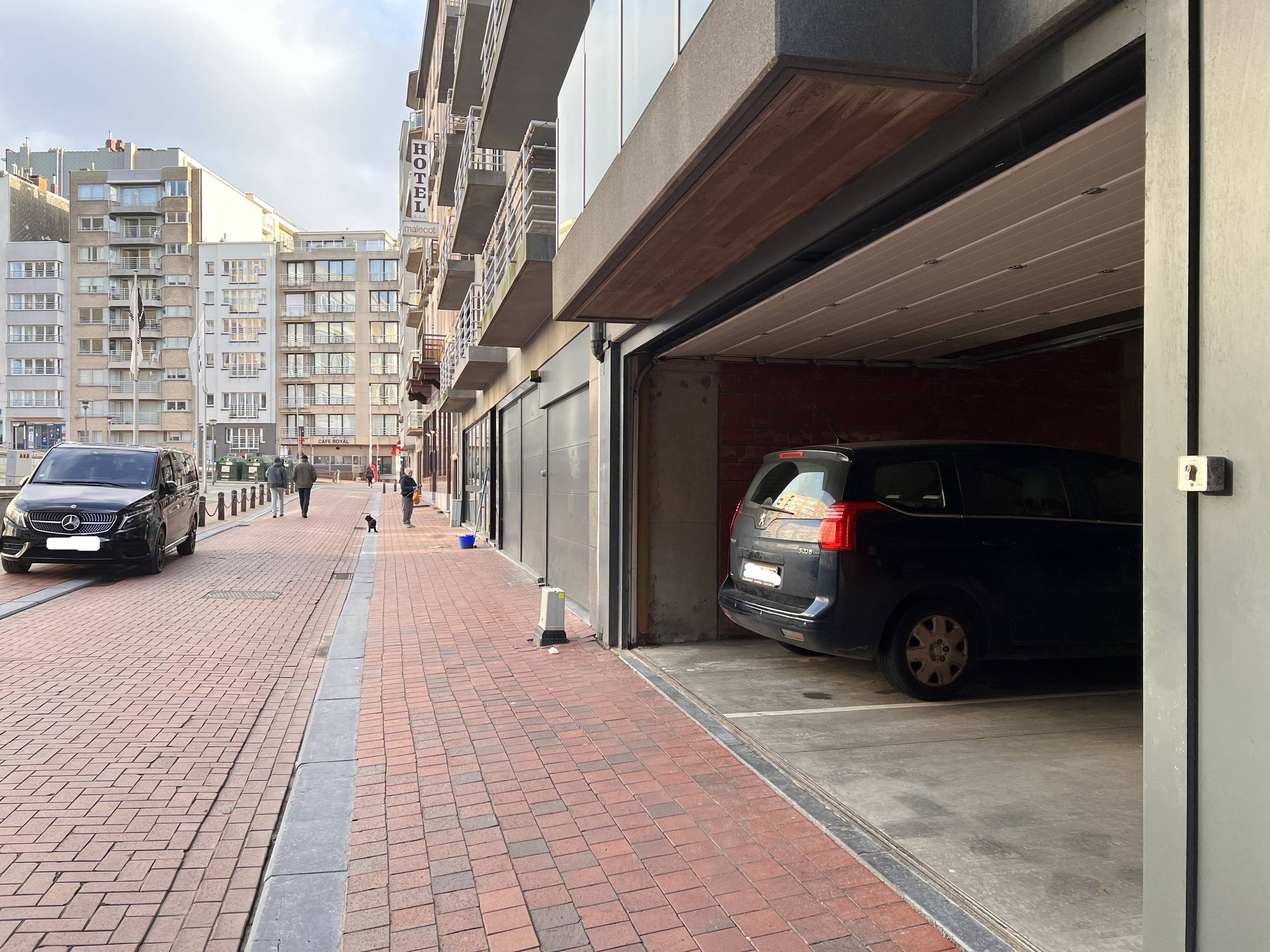 Motorstaanplaats op centrale ligging te Blankenberge - foto 4
