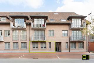 Centrum Landegem een gezellig twee slaapkamer appartement op het gelijkvloers met mooi terras en privé parkeerplaats. Het appartement geniet van een aangename lichtinval en een open leefgevoel.<br /><br />Het appartement beschikt over een inkomhal, een ruime en lichtrijke woonkamer met open keuken. Twee slaapkamers, een ingerichte badkamer afzonderlijk toilet, berging in het appartement en een ruime zolderberging op de bovenste verdieping. Verder is er nog een ruim terras en privé parking. De indeling is functioneel en ideaal voor comfortabel wonen in een rustige, maar centrale omgeving.<br /><br />Dit appartement is zowel geschikt voor eigen bewoning als een interessante investeringsopportuniteit.<br />Wenst u dit appartement te bezoeken bezoekdag dinsdag 19 mei 2026 van 16h tot 18h. Boek uw afspraak online via onze online agenda.<br /><br />Wenst u meer informatie? Contacteer ons via 09 395 05 40 of verkoop@concept-home.be.